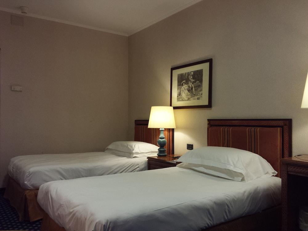 Tower Airport - & Conference Center 4* Genua
