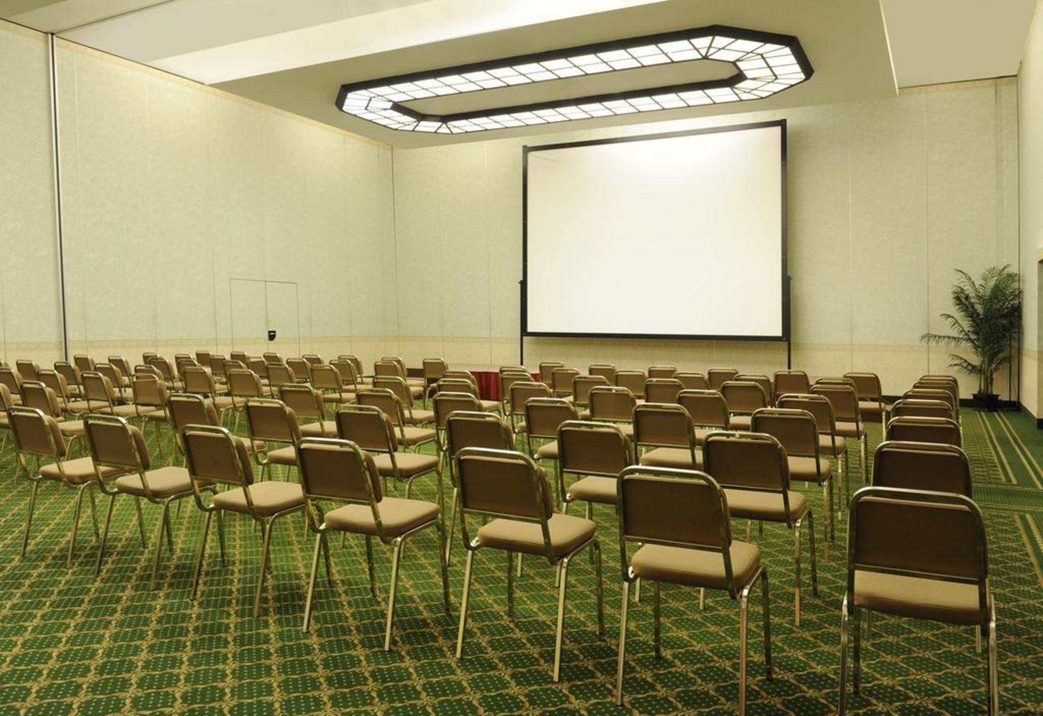 Tower Airport - & Conference Center 4*