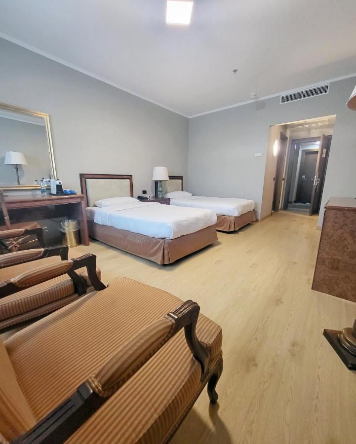 Tower Airport - & Conference Center Hotel