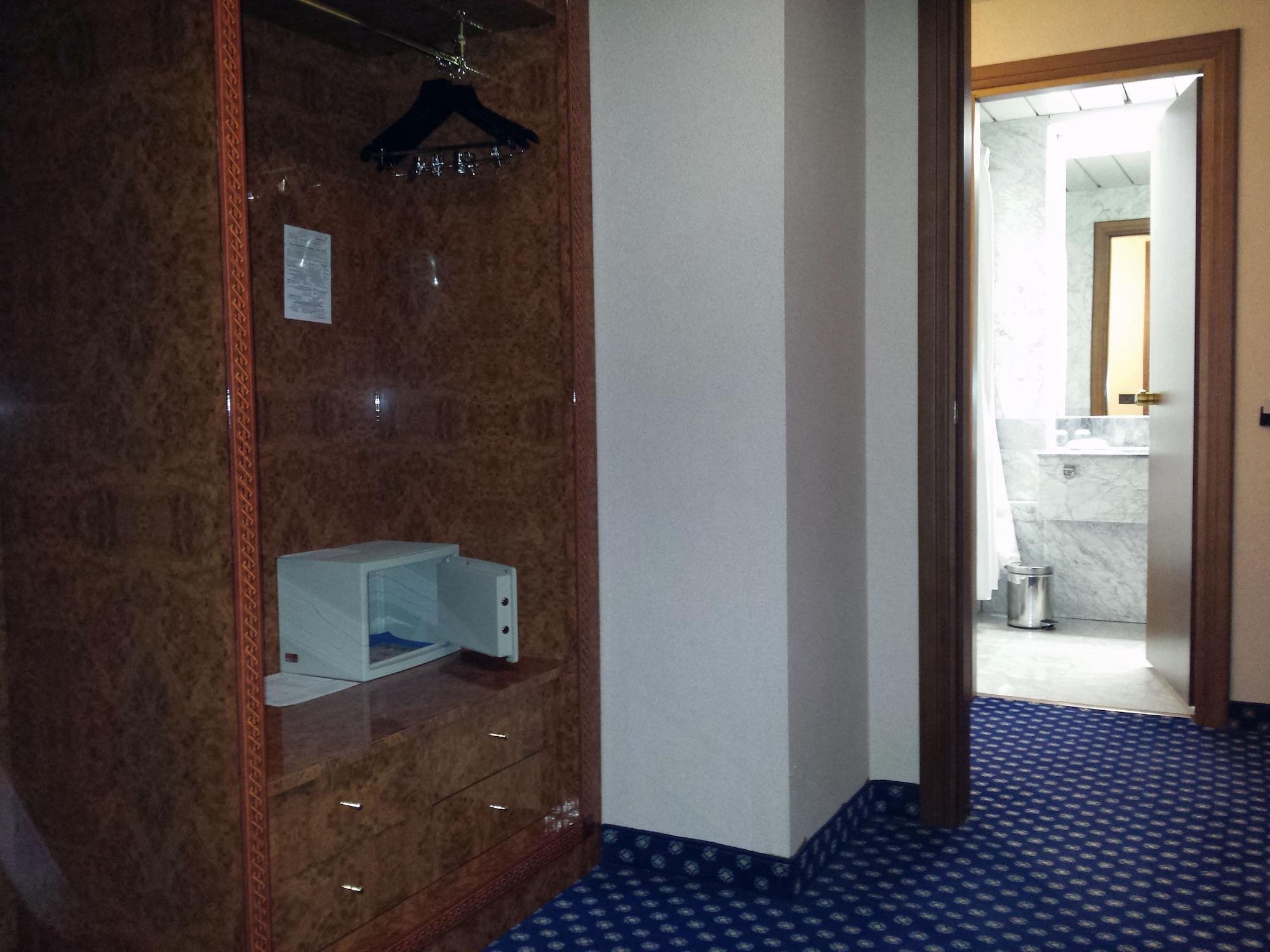 Tower Airport - & Conference Center 4*