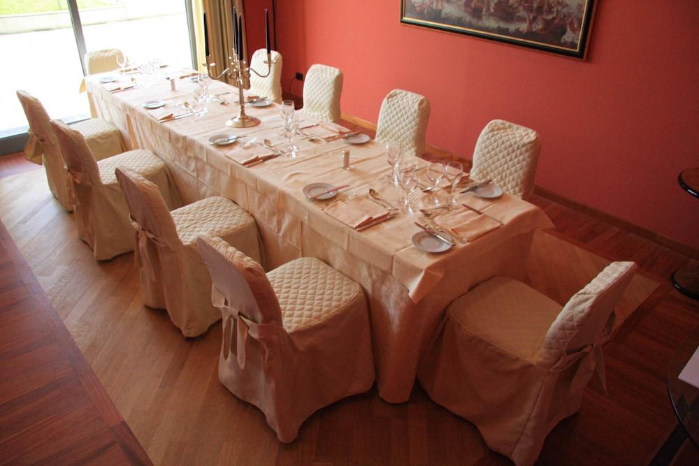 Tower Airport - & Conference Center Hotel 4*